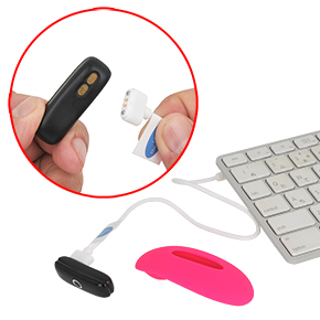 マグネット端子接続のUSB充電式。フル充電までは約１時間、連続可動は約60分です。ケーブルは超短め…。