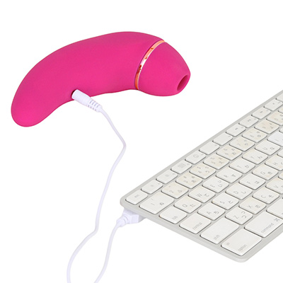 600mAのリチウムイオン電池を搭載するUSB充電式。フル充電までは約２～４時間、連続稼働は約60～120分。