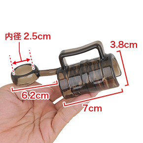 半筒状のボディにグリップと玉袋リングが合体。これだけ見ても、アダルトグッズとは気付かれないかもしれません。