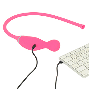 USB充電式です。フル充電までは約２時間、連続可動は約50分。専用のジャックを本体背面に差し込みます。