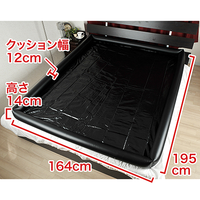 撮影用のクイーンベッドにドーンと広げてみました。ほぼ同じくらいのサイズ感ですね。　※数値はＮＬＳ実測値