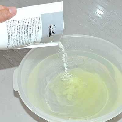 【使用手順１】浴槽のお湯80Ｌに対し、本剤１袋を溶かし入れます。お湯をかき混ぜながら投入するのがコツ。