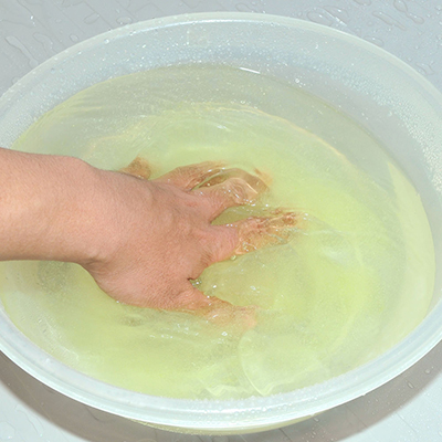 【使用手順２】必要量を入れた後も、完全に溶けきるまではよ～く混ぜましょう。わりと早めにトロみがでてきます。