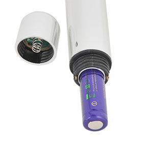 キャップを外して電池の交換を行えます。