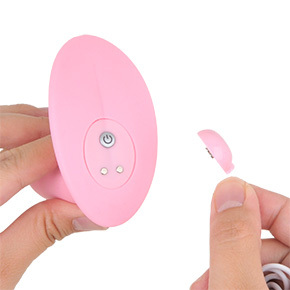 商品本体はUSB充電式を採用しており、本体へ充電器先端のマグネットをつけるだけで充電ができます。