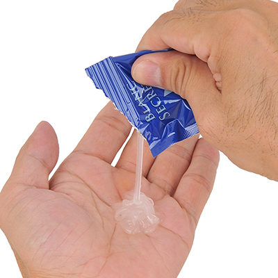開封＆抽出しやすいアルミパック。毎回、新鮮な状態のローションを利用できるのはパウチタイプならではの利点。