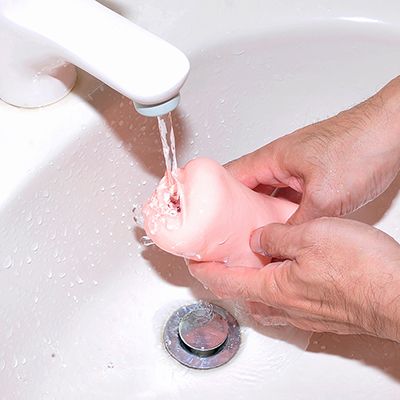 仕上げは流水でよくすすぎます。泡立てた洗剤や浮いた汚れが残らないよう、奥までシッカリ洗い流すのがポイント。