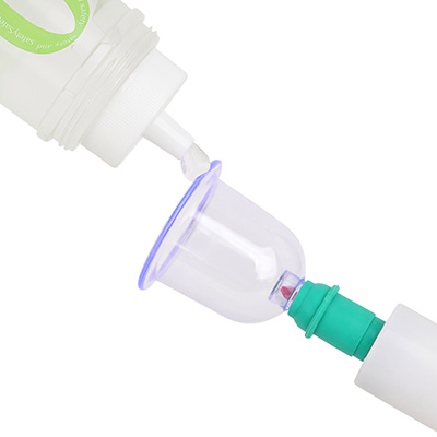【使用手順１】吸引前にはカップの縁に薄くローションを塗り、肌とカップの密着度を高めてあげるのがコツです。