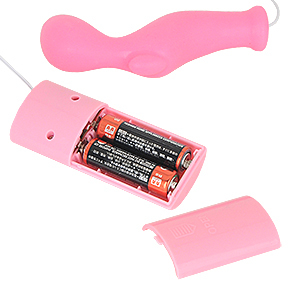 電源は単三電池×２本（付属）。電池ボックスはコントローラー側の裏側にあり、アルカリ電池推奨です。