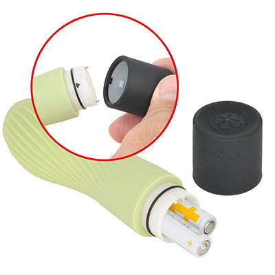 電源は単四電池×２本（付属）。キャップを閉める際は、本体の▲印とキャップ側の■印を合わせましょう。