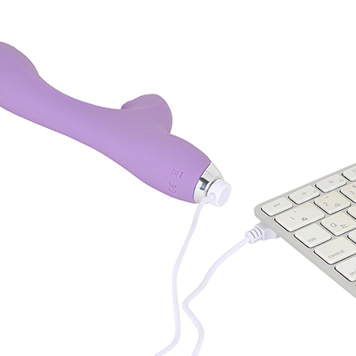 今どきのバイブらしい、USB充電仕様です。フル充電までは約３時間、連続可動は約60分という、まぁまぁの性能。