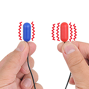 赤いローターが高出力な激震タイプ。青はノーマルな標準振動です。２つの組み合わせで刺激が変化します。