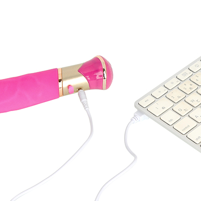 フル充電まで約１時間、連続可動は約90分のUSB充電仕様。ジャック用のキャップが貧弱すぎて気になります…。