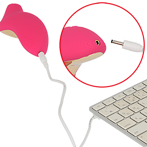 専用ケーブルを使うUSB充電式で、フル充電までは約２時間。連続可動は約60分。電池はリチウムイオン500mAh。