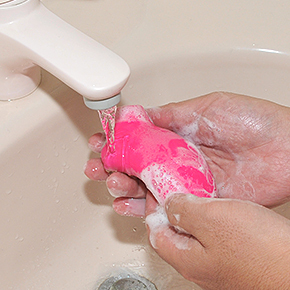 お風呂でも使える防水性能なので、当然ジャブジャブ洗えます。一体型なので拭きやすく、乾きやすいですよ。