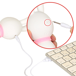 後頭部中央の穴にジャックを突き挿して充電します。フル充電までは約1.5時間、連続可動は約100分です。