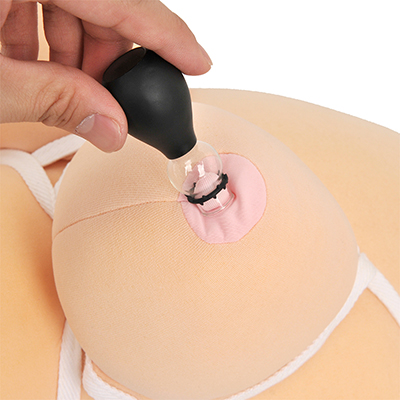 デバイスに空気を入れて、乳首から取り外すことで、リングを乳首に装着することが出来ます。