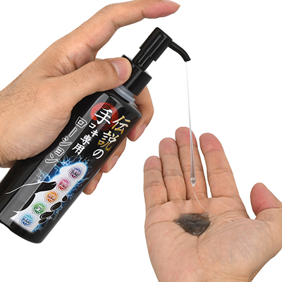 ワンプッシュで十分な量が出ます。炭による黒いカラーに一瞬怯みますが、香りと肌感触はとてもいい感じです。
