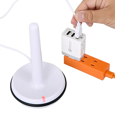 USB電源は２Ａ推奨のため、スマホの急速充電器のような変換プラグを使いましょう。通電中はLEDが光ります。