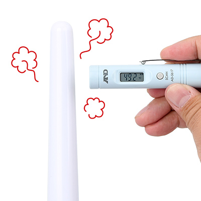 スイッチONから３分ほどであたたかくなり、５分もすると50℃近くまで上昇。かなり早く加熱できるのも長所です。