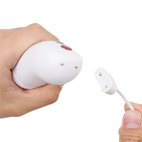 充電はマグネット式になっており、安全かつ簡単に充電できます。