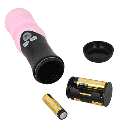 電源は単三電池×４本（付属）。底部から電池ボックスが取り出せるのも便利で、パワー効率も素晴らしい性能。