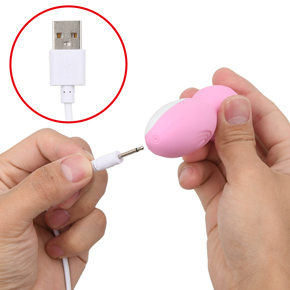 USB充電式が採用されており、充電プラグをバイブ底面の突き刺すようにして充電します。