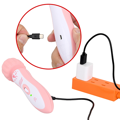 本体側の充電口は、タイプＢのmicroUSB仕様に変更。フル充電までは約１時間、連続可動は約20～30分です。