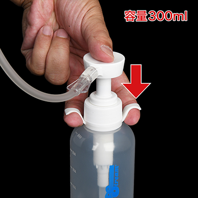 たっぷりのタンク容量を誇り、指掛けフックも付いているので使い勝手は良好。床置きでプッシュするのがベター。