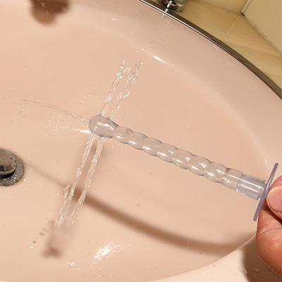 ノズルの噴水イメージ。左右８方向＋前方の９穴から勢いよく水が出て、広範囲をイッキに洗浄できるのが魅力。