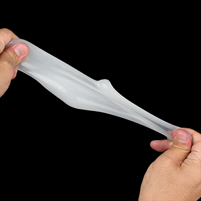 柔らかなTPE樹脂を採用し、モッチリした伸縮性を確保。ニオイはありませんが、ややベタ付きやすい素材感です。