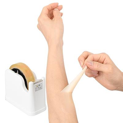 剥がすときはセロハンテープを使って、端っこをツマミ上げましょう。こんなに伸縮するので、関節にも有効ですよ。