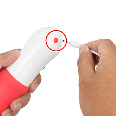 充電ジャックの差込口はここ。シリコン素材で埋まっているのは防水のためなので、使用時は突き破ってください。
