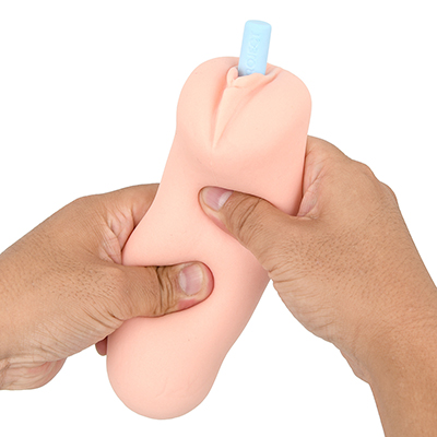 使い方は簡単。洗って水気をよくきったオナホに挿したら、水分をよく吸わせるよう、外側からモミモミするだけでＯＫ。