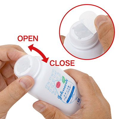 使用時はまず、天面のシールを剥がしましょう。キャップをわずかに回転させると、穴がズレて中身が出せるようになります。