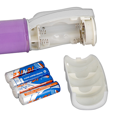 電源は単三電池×４本（付属）。アルカリ電池じゃないと本来の実力を発揮できないので、早めに交換しましょう。