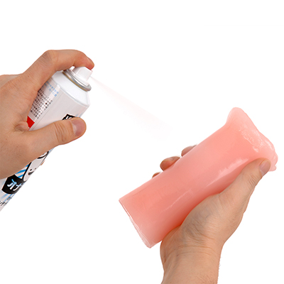 使用前には容器をよく振り、オナホから20cmほど離してスプレーするのがコツ。まんべんなく均一に吹きましょう。