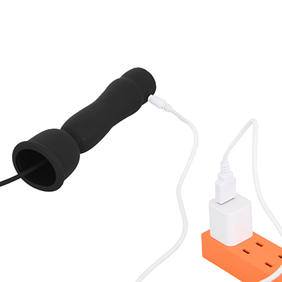 USB電源の充電式です。フル充電までは約３時間、連続可動は約70分。「エネチェンジ」などの変換器も使えます。
