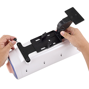 【使用手順１】使用するマシンを裏返し、ビス穴の位置に合わせて本体を固定します。「##8676##」は前後２カ所固定ですので、ご注意ください。