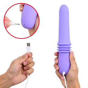 充電は汎用性の高いUSB式。プラグをバイブ底面に差し入れましゅう。
