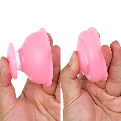 先端の突起を押すことで、ニップルサッカー内の空気を抜き、真空状態を作りだします。
