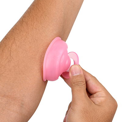 外す時は、突起部分を持ち、皮膚から剥がすようにします。