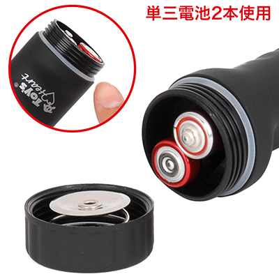 電池の差し込み口は、シリコンリングを使用した防水仕様です。単三電池×２本（付属）