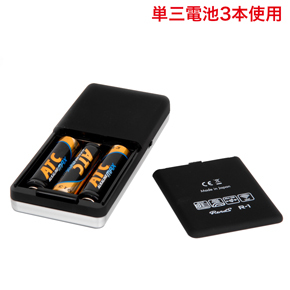 単三電池3本で駆動します。
Ｒ－１アタッチメントの多くは、細かな表現から電池・モーターの限界点まで到達させるダイナミックな表現も得意とします。この高出力では電池の消耗が早くなり、電池性能が著しく低下するとコントローラーの操作が利かない状態となります。快適なご使用のため、早目の電池交換を推奨いたします。