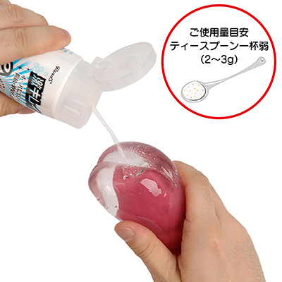 １回の洗浄に必要な量は、ティースプーン１杯弱（約３g）が目安。もちろん、容器から直接オナホの中に振り入れてもＯＫ。洗浄酵素（オレンジの粒）が汚れを分解します。
※非常に粒子の細かい粉末の為、高い位置から注ぎなどは避け、吸いこみにご注意ください。