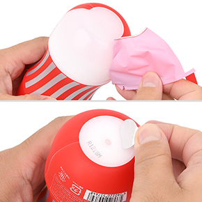 【使用手順１】使用するカップの外装フィルムと底部シールを剥がします。底部シールは必ず剥がしましょう。