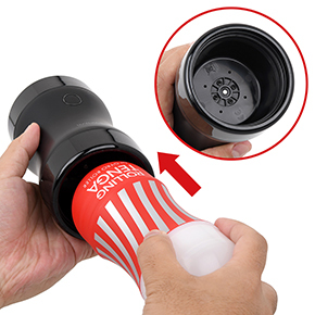 【使用手順２】本体にカップの底部側をグッと押し込みます。奥に当たるまでシッカリ差して接続してください