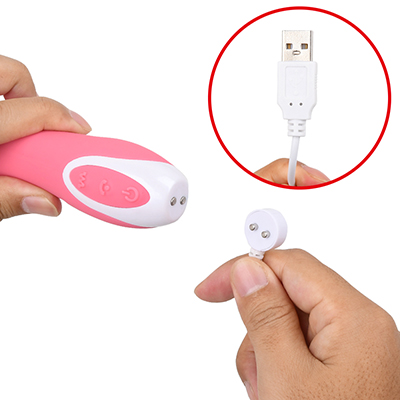 充電器は汎用性の高いUSB式で、バイブ底面のマグネットにくっ付けます。