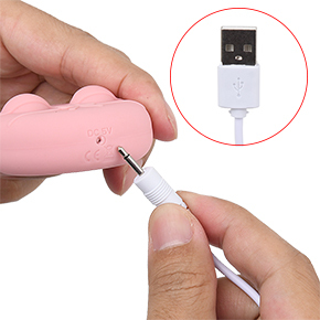 USB充電式。プラグをバイブに突き刺すようにして、差し込みます。