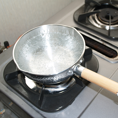 1.お湯を80度前後まで沸かします